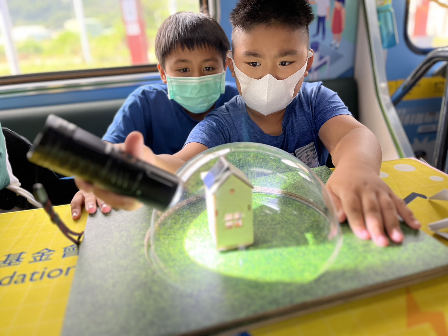 金世豪參與基礎科學主題車廂，以STEAM教學精神，設計「逐日科學家」、「太陽能工程師」以及「淨零建築師」三大能源科普課程和實驗