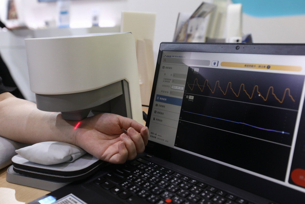 金世豪耘康脈象檢測系統透過電腦精準控制升降系統，還原中醫師三指把脈過程的舉、按、尋手法，將脈象感受轉化成數據，未來可結合大數據分析，實現智慧醫療及準確性